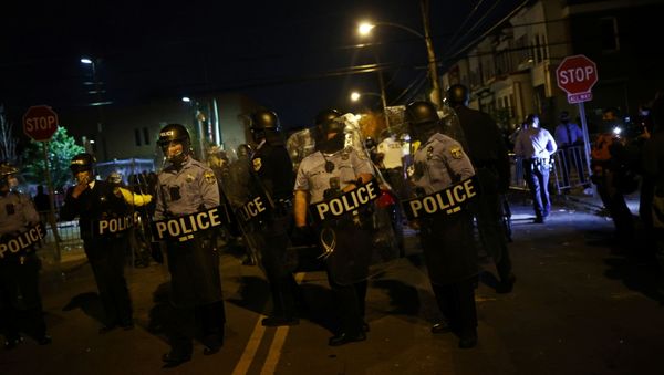 Police officers stand guard outside a police station after the death of Walter Wallace Jr., a Black man who was shot by police in Philadelphia, Pennsylvania, U.S., October 28, 2020.  - Sputnik International