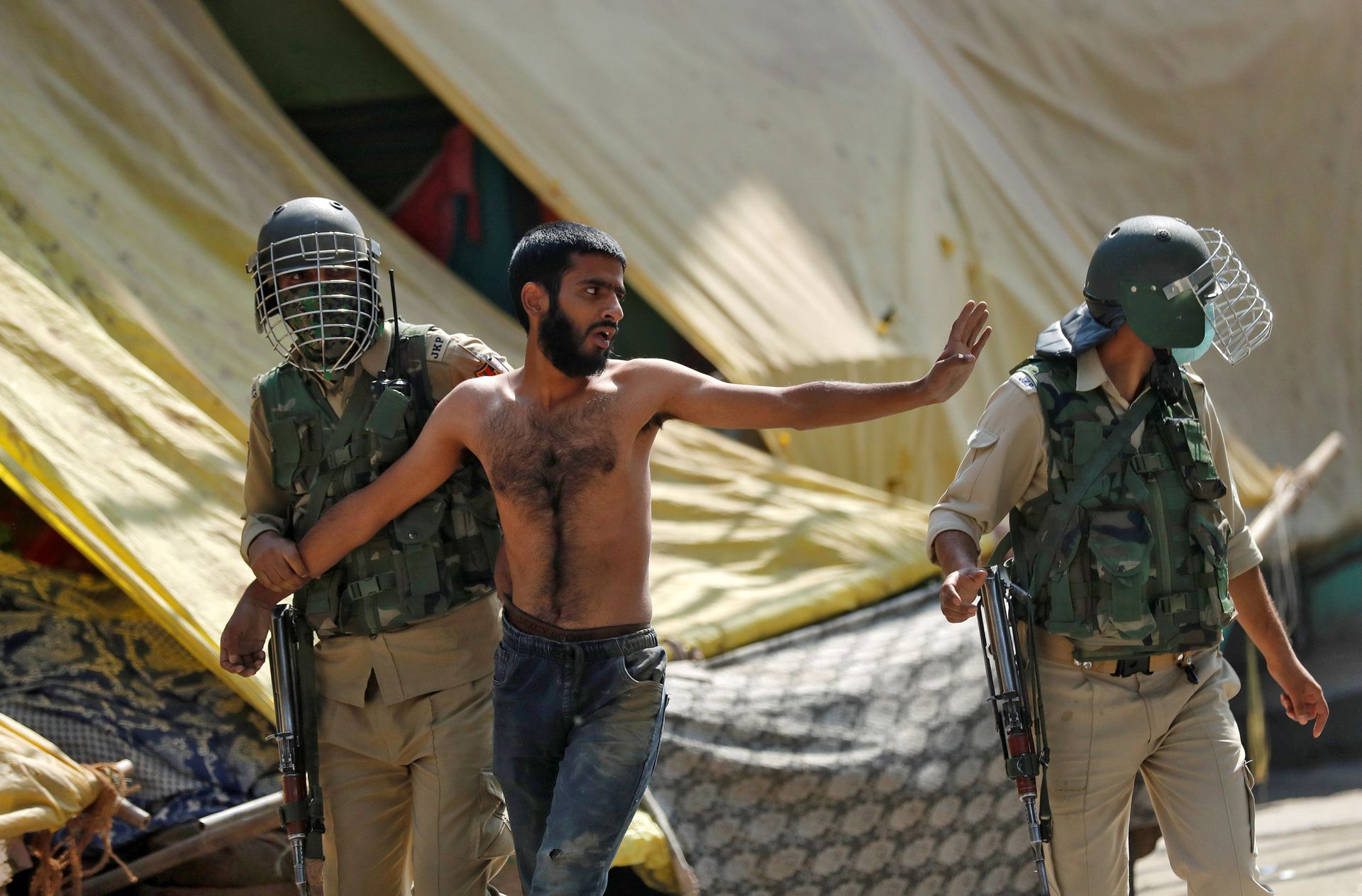 'Betrayal': Kashmiris Turn to Stone Pelting as India and Pakistan Vow to Uphold LoC Ceasefire - Sputnik International, 1920, 05.04.2021