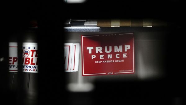 Yard signs supporting US President Donald Trump and Vice President Mike Pence - Sputnik International