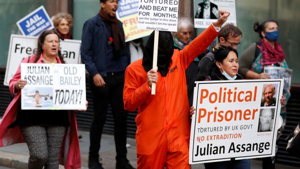 Supporters of WikiLeaks founder Julian Assange protest outside the Old Bailey, the Central Criminal Court on the final day of a hearing to decide whether Assange should be extradited to the United States, in London, Britain October 1, 2020. Supporters of WikiLeaks founder Julian Assange protest outside the Old Bailey, the Central Criminal Court on the final day of a hearing to decide whether Assange should be extradited to the United States, in London, Britain October 1, 2020. - Sputnik International