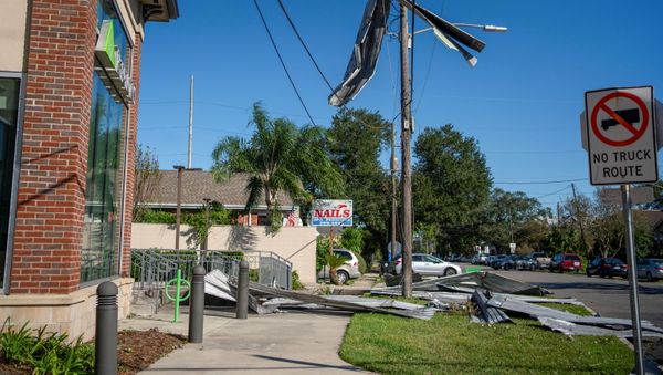Part of a roof from Liberty Lumber Yard hangs from a power line after Hurricane Zeta swept through New Orleans, Louisiana, U.S., October 29, 2020. - Sputnik International