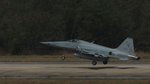 A Singapore air force F-5 Tiger II aircraft takes off during Cope Tiger 13 at Korat Royal Thai Air Force Base, Thailand, March 12, 2013. - Sputnik International