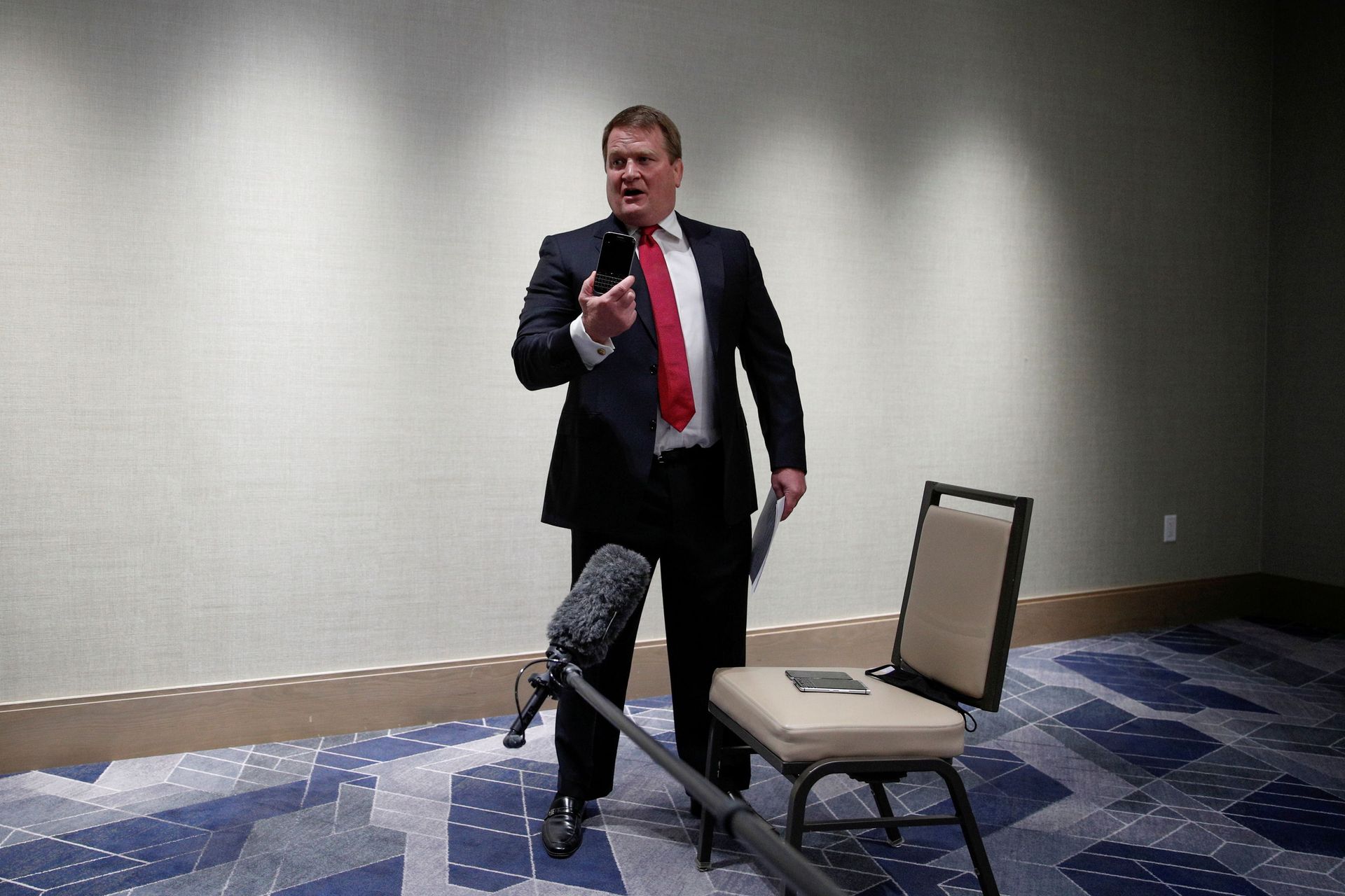 Tony Bobulinski, former business associate of Hunter Biden, displays a cell phone while speaking to journalists ahead of a debate between Democratic nominee Joe Biden and U.S. President Donald Trump, at the JW Marriott in Nashville, Tennessee. - Sputnik International, 1920, 07.09.2021