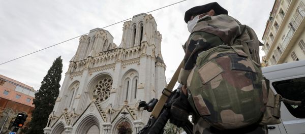 A French soldier stands in front of Notre-Dame church, where a knife attack took place, in Nice, France October 29, 2020 - Sputnik International