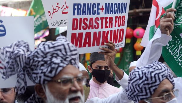 People hold placards and shout slogans during a protest against the publications of a cartoon of Prophet Mohammad in France and Macron's comments, in Mumbai, India, October 28, 2020 People hold placards and shout slogans during a protest against the publications of a cartoon of Prophet Mohammad in France and Macron's comments, in Mumbai, India, October 28, 2020 - Sputnik International