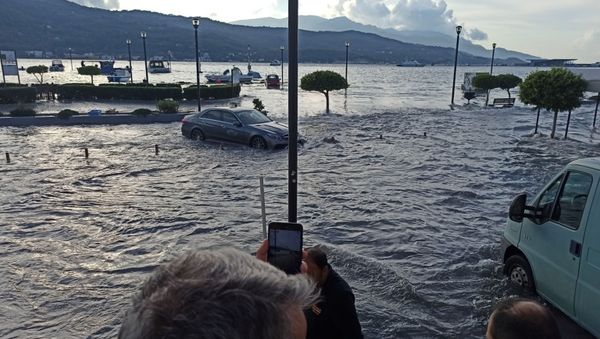 People stand on the flooded promenade of the port town of Vathy following an earthquake, on the island of Samos, Greece, 30 October 2020. Samos24.gr via REUTERS - Sputnik International