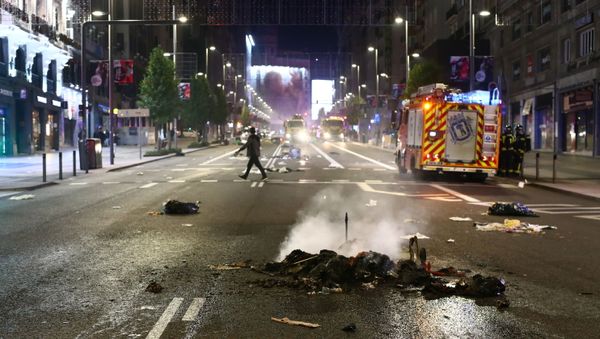 A pile of burned objects are seen on the road during a protest against the closure of bars and gyms, amidst the coronavirus disease (COVID-19) outbreak, in Madrid, Spain, November 1, 2020. - Sputnik International