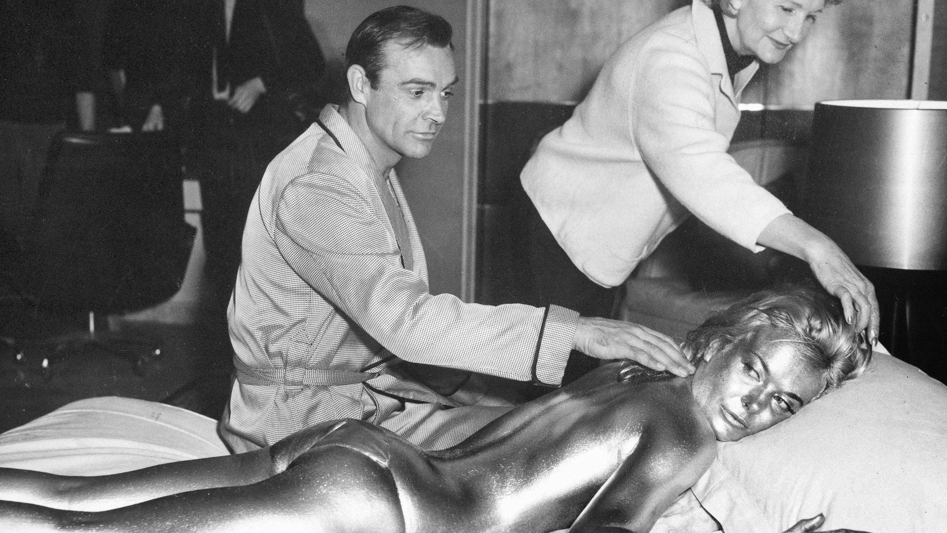 Шотландский актер Шон Коннери с актрисой Ширли Итон, 1964 год Шотландский актер Шон Коннери с актрисой Ширли Итон, 1964 год - Sputnik International, 1920, 23.09.2021