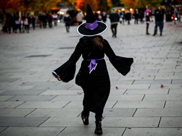 Девушка в костюме ведьмы в честь Хэллоуина в Косово Девушка в костюме ведьмы в честь Хэллоуина в Косово - Sputnik International