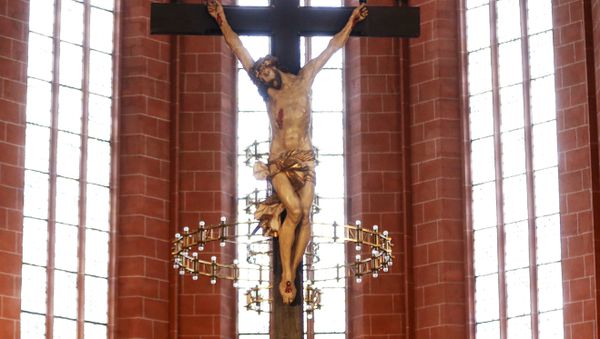 A crucifix hangs in the cathedral of Frankfurt, Germany, Thursday, Sept. 27, 2012 - Sputnik International