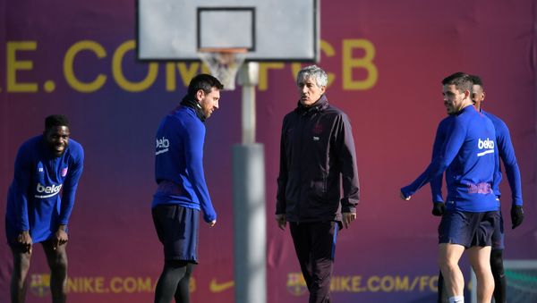 Barcelona's new coach, Spaniard Quique Setien (3L), talks with Barcelona's Argentine forward Lionel Messi (2L) during a training session at the Joan Gamper Sports City training ground in Sant Joan Despi on January 18, 2020 Barcelona's new coach, Spaniard Quique Setien (3L), talks with Barcelona's Argentine forward Lionel Messi (2L) during a training session at the Joan Gamper Sports City training ground in Sant Joan Despi on January 18, 2020 - Sputnik International