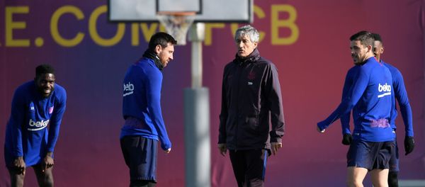Barcelona's new coach, Spaniard Quique Setien (3L), talks with Barcelona's Argentine forward Lionel Messi (2L) during a training session at the Joan Gamper Sports City training ground in Sant Joan Despi on January 18, 2020 Barcelona's new coach, Spaniard Quique Setien (3L), talks with Barcelona's Argentine forward Lionel Messi (2L) during a training session at the Joan Gamper Sports City training ground in Sant Joan Despi on January 18, 2020 - Sputnik International