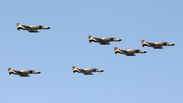 Iranian air force's US-made F-4 Phantom fighter jets perform during a parade on the occasion of the country's Army Day, on April 18, 2017, in Tehran. (Photo by ATTA KENARE / AFP) - Sputnik International