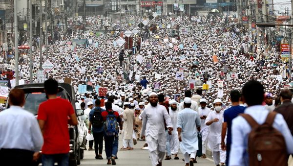 Supporters and activists of the Hefazat-e-Islam Bangladesh, an islamist political party, march towards a French embassy as they take part in a protest calling for the boycott of French products and denouncing France's President Emmanuel Macron for his comments over Prophet Mohammed's caricatures, in Dhaka, Bangladesh, November 2, 2020 - Sputnik International