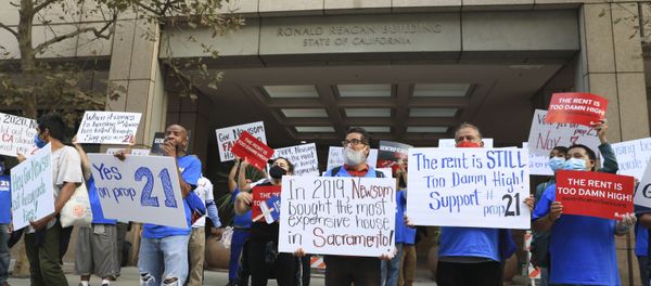 Campaigners for rent control demonstrating for Proposition 21 - Sputnik International