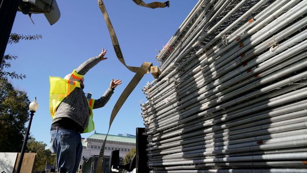 A workers works on a stack of fencing near a security checkpoint on the South side of the White House, the day before the U.S. presidential election, in Washington, U.S., November 2, 2020. - Sputnik International