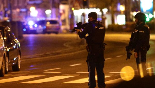Police blocks a street near Schwedenplatz square after exchanges of gunfire in Vienna, Austria November 2, 2020.  - Sputnik International