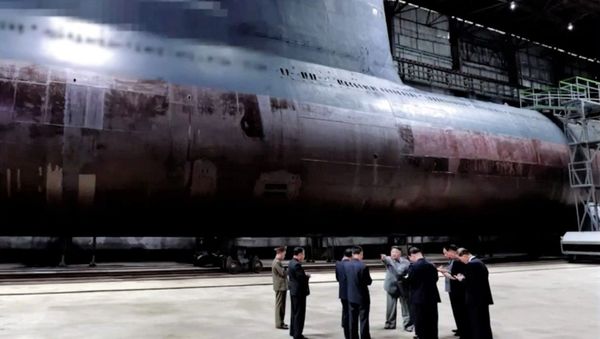 North Korean state media KCNA released footage showing the communist leader inspecting a new submarine under construction at a shipyard - Sputnik International