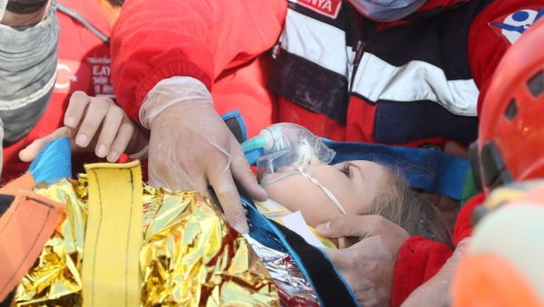 Rescue workers carry a 4-year-old girl, Ayda Gezgin, out from a collapsed building after an earthquake in the Aegean port city of Izmir, Turkey November 3, 2020 - Sputnik International