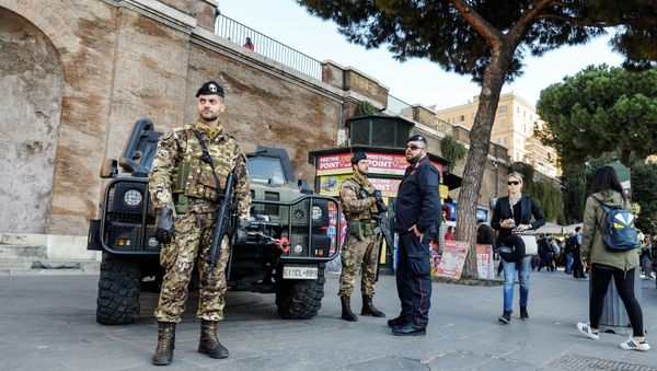  Carabinieri speaks with Italian soldiers (File) - Sputnik International