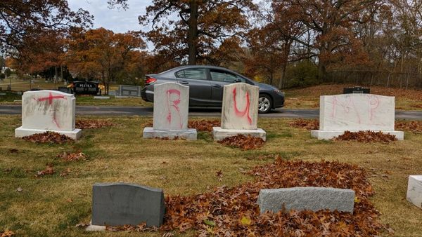 Graves are tagged with graffiti reading TRUMP at a Jewish cemetery in Grand Rapids. The graffiti was discovered on 2 November 2020 - Sputnik International