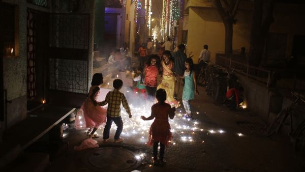 In this Wednesday, Nov. 11, 2015 photo, children burn fire crackers outside their houses in New Delhi, India - Sputnik International