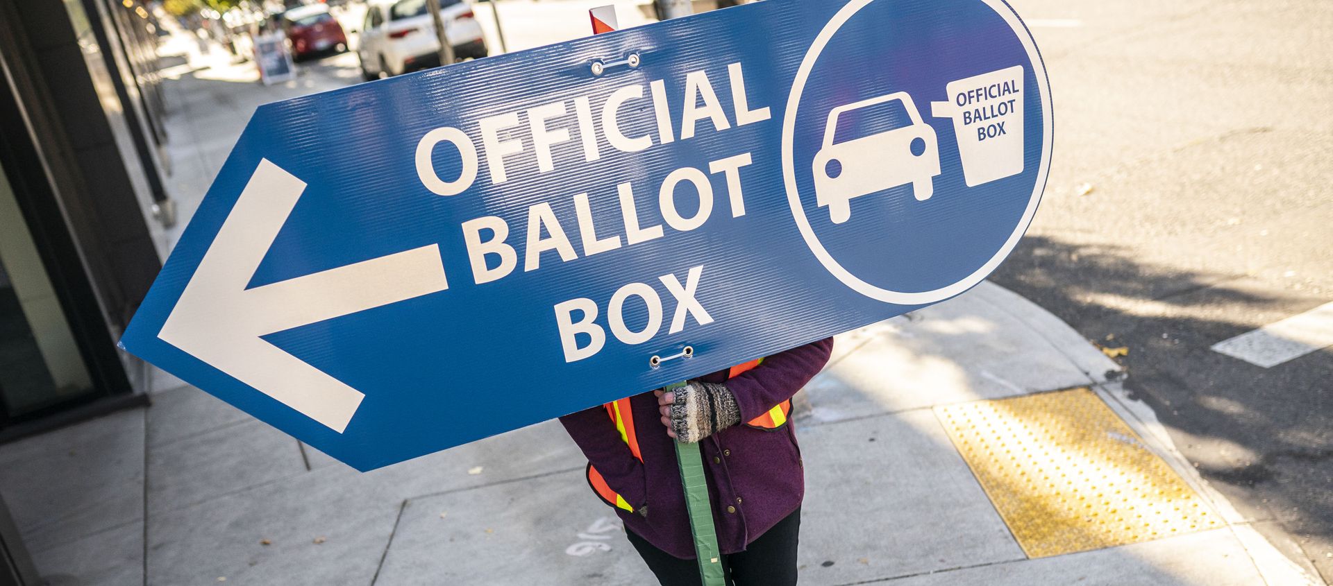 An election worker directs voters to a ballot drop off location on November 2, 2020 in Portland, Oregon. Oregons voting system allows for ballot processing before the start of Election Day.  - Sputnik International, 1920, 12.11.2020