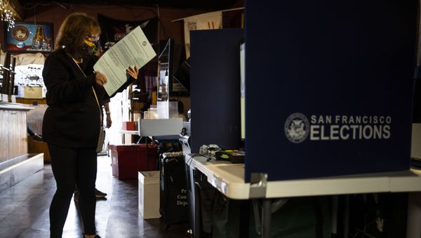 A voter casts a ballot at a polling station in Friends Bar on 3 November 2020 in San Francisco, California. After a record-breaking early voting turnout, Americans head to the polls on the last day to cast their vote for incumbent US President Donald Trump or Democrat nominee Joe Biden in the 2020 presidential election.  - Sputnik International