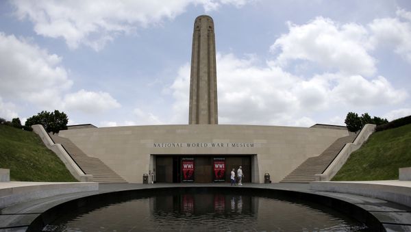 In this photo taken Wednesday, May 21, 2014, visitors walk along a reflecting pool outside the main entrance to the National World War I Museum at Liberty Memorial in Kansas City, Mo. The museum focuses on the century-old Great War.  - Sputnik International