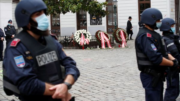 Police officers stand guard at the site of a wreath laying ceremony after a gun attack in Vienna, 3 November 2020. Police officers stand guard at the site of a wreath laying ceremony after a gun attack in Vienna, 3 November 2020. - Sputnik International