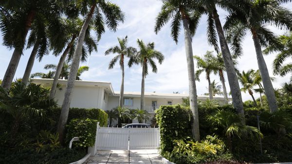 FILE - In this 10 July 2019 file photo, palm trees shade the Florida residence of Jeffrey Epstein in Palm Beach. The FBI said on Thursday 2 July 2020 that Ghislaine Maxwell, a British socialite who was accused by many women of helping procure underage sex partners for Epstein, has been arrested in New Hampshire. The court papers said Epstein's abuse of girls occurred at his Manhattan mansion and other residences in Palm Beach, Florida; Sante Fe, New Mexico and London. (AP Photo/Wilfredo Lee, File) - Sputnik International