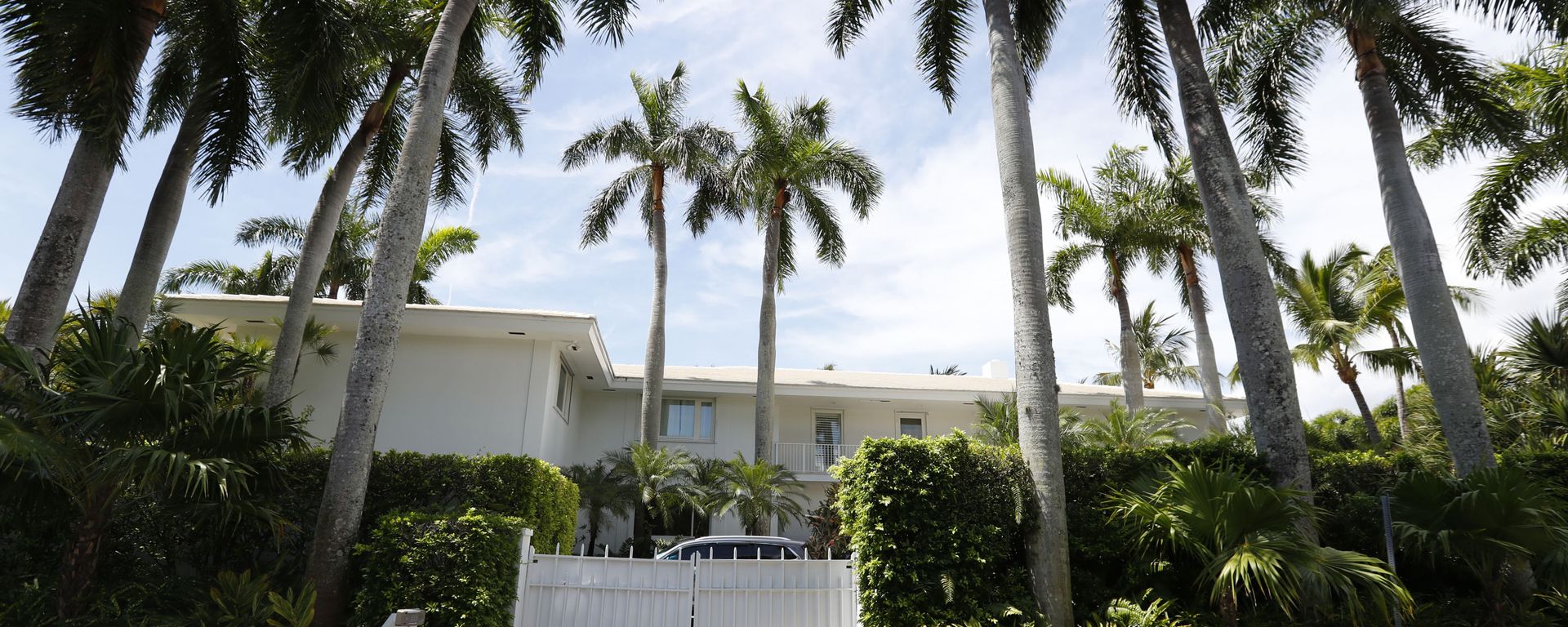 FILE - In this July 10, 2019 file photo, palm trees shade the Florida residence of Jeffrey Epstein in Palm Beach, Fla. The FBI said Thursday July 2, 2020, Ghislaine Maxwell, a British socialite who was accused by many women of helping procure underage sex partners for Epstein, has been arrested in New Hampshire. The court papers said Epstein's abuse of girls occurred at his Manhattan mansion and other residences in Palm Beach, Florida; Sante Fe, New Mexico and London. (AP Photo/Wilfredo Lee, File) FILE - In this July 10, 2019 file photo, palm trees shade the Florida residence of Jeffrey Epstein in Palm Beach, Fla. The FBI said Thursday July 2, 2020, Ghislaine Maxwell, a British socialite who was accused by many women of helping procure underage sex partners for Epstein, has been arrested in New Hampshire. The court papers said Epstein's abuse of girls occurred at his Manhattan mansion and other residences in Palm Beach, Florida; Sante Fe, New Mexico and London. (AP Photo/Wilfredo Lee, File) - Sputnik International, 1920, 03.11.2020