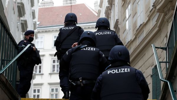 Police officers walk after exchanges of gunfire in Vienna, Austria November 3, 2020. - Sputnik International