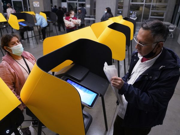 Fernando Dejo, right, and Sabina Vasquez retrieve paper votes from ballot-marking devices, or vote recorders, as a polling station closes in Los Angeles on Tuesday, 3 November 2020. Fernando Dejo, right, and Sabina Vasquez retrieve paper votes from ballot-marking devices, or vote recorders, as a polling station closes in Los Angeles on Tuesday, 3 November 2020. - Sputnik International