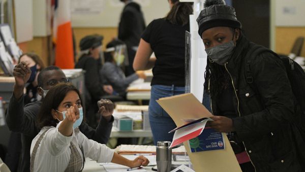 A woman prepares to vote at a polling station in New York. - Sputnik International