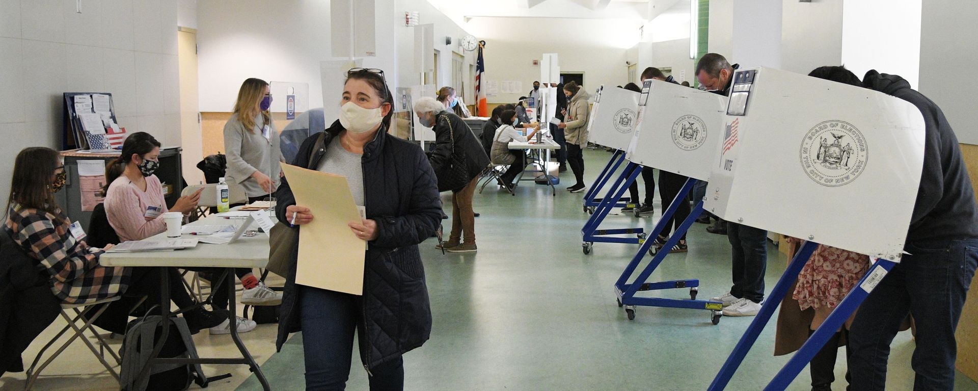 Voters cast their ballots in US presidential election on 3 November 2020 - Sputnik International, 1920, 17.07.2021