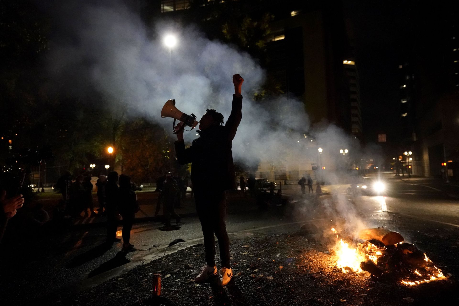A protester yells after a march to the Mark O. Hatfield United States Courthouse on the night of the election, Tuesday, Nov. 3, 2020, in Portland, Ore. A protester yells after a march to the Mark O. Hatfield United States Courthouse on the night of the election, Tuesday, Nov. 3, 2020, in Portland, Ore. - Sputnik International, 1920, 07.09.2021