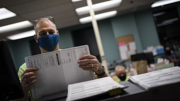 Poll workers sort out early and absentee ballots at the Kenosha Municipal building on Election Day on Tuesday, Nov. 3, 2020, in Kenosha, Wis. - Sputnik International