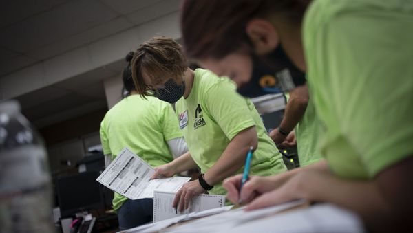 Poll workers sort out early and absentee ballots at the Kenosha Municipal building on Election Day, Tuesday, Nov. 3, 2020, in Kenosha, Wis. - Sputnik International