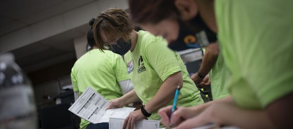 Poll workers sort out early and absentee ballots at the Kenosha Municipal building on Election Day, Tuesday, Nov. 3, 2020, in Kenosha, Wis. - Sputnik International