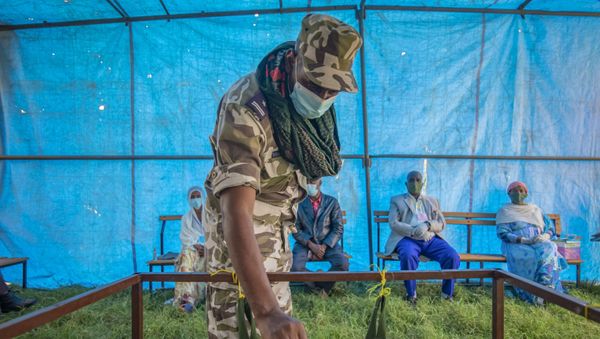 In this Sept. 9, 2020 file photo, a member of Tigray Special Forces casts his vote in a local election in the regional capital Mekelle, in the Tigray region of Ethiopia. - Sputnik International