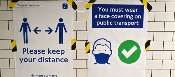 Posters advise people on social distancing and the wearing of face coverings on the underground network, at Notting Hill tube station in London, on June 15, 2020 after new rules make wearing face coverings on public transport compulsory while the UK further eases its coronavirus lockdown. - Sputnik International