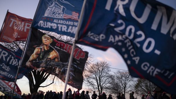 People are silhouetted as they wait to board shuttle buses to a rally for President Donald Trump, Monday, 2 November 2020. - Sputnik International