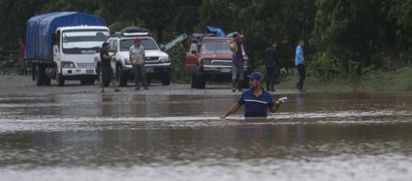 A man walks through a flooded road in Okonwas, Nicaragua, Wednesday, Nov. 4, 2020. Eta weakened from the Category 4 hurricane to a tropical storm after lashing Nicaragua's Caribbean coast for much of Tuesday, its floodwaters isolating already remote communities and setting off deadly landslides. A man walks through a flooded road in Okonwas, Nicaragua, Wednesday, Nov. 4, 2020. Eta weakened from the Category 4 hurricane to a tropical storm after lashing Nicaragua's Caribbean coast for much of Tuesday, its floodwaters isolating already remote communities and setting off deadly landslides. - Sputnik International