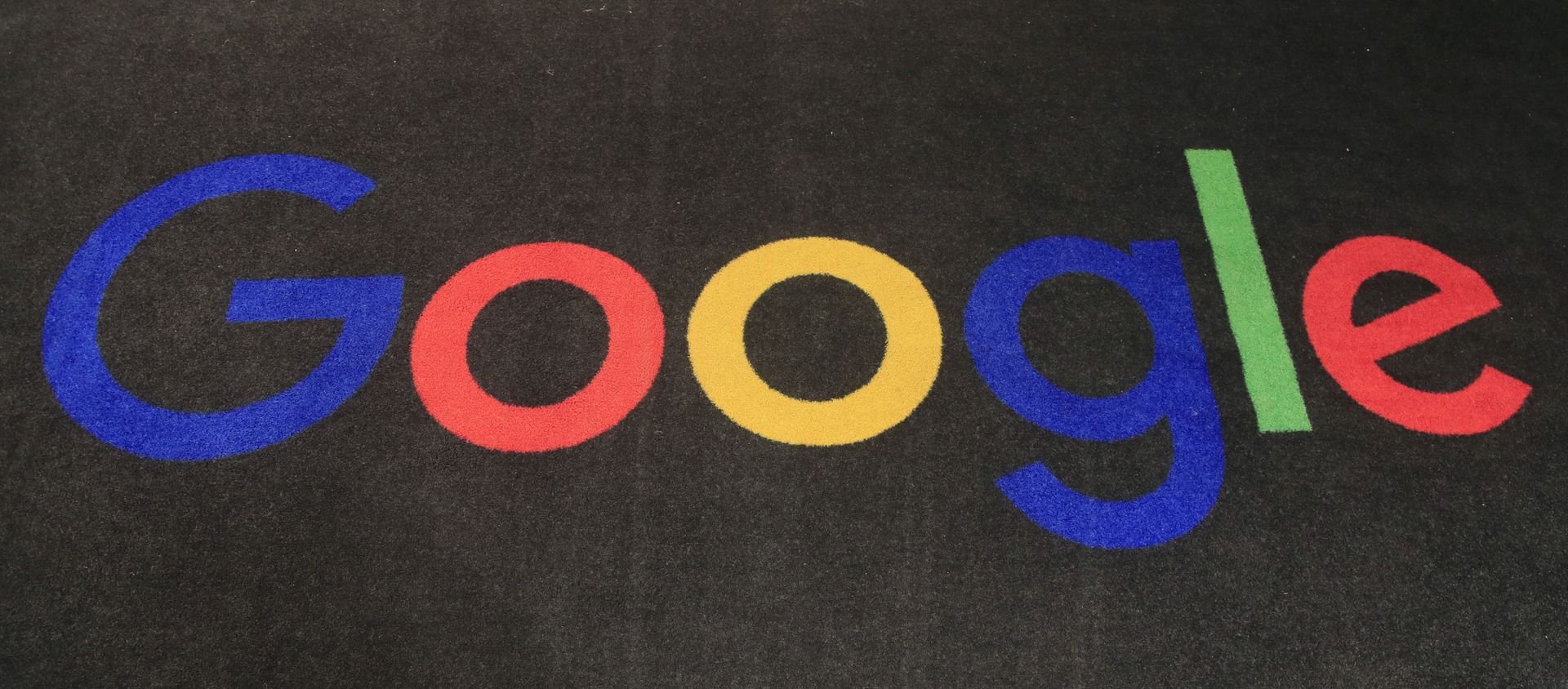 In this Monday, Nov. 18, 2019, file photo, the logo of Google is displayed on a carpet at the entrance hall of Google France in Paris. The Trump administration's legal assault on Google actually feels like a blast from the past. The U.S. Justice Department filed an equally high-profile case against a technology giant in 1998. - Sputnik International, 1920, 20.02.2021