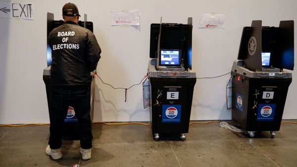 A Board of Elections employee cleans a voting machine during early voting at the Brooklyn Museum in Brooklyn, New York - Sputnik International