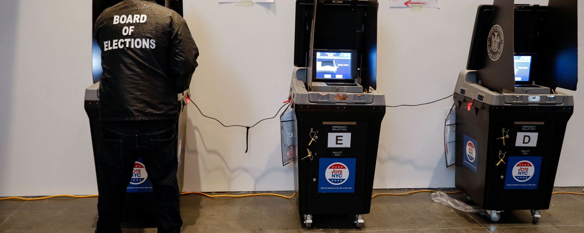 A Board of Elections employee cleans a voting machine during early voting at the Brooklyn Museum in Brooklyn, New York - Sputnik International, 1920, 18.03.2021