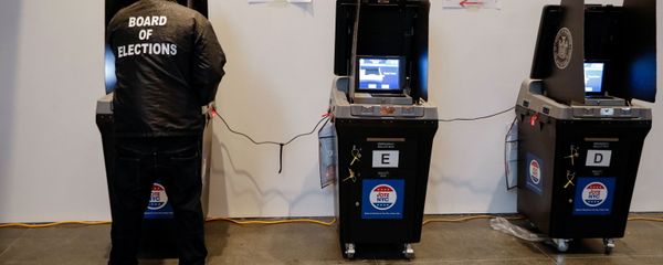 A Board of Elections employee cleans a voting machine during early voting at the Brooklyn Museum in Brooklyn, New York - Sputnik International