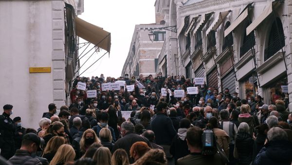 Protesters hold a demonstration against the Italian government's coronavirus disease (COVID-19) restrictions in Venice, Italy, November 3, 2020. Protesters hold a demonstration against the Italian government's coronavirus disease (COVID-19) restrictions in Venice, Italy, November 3, 2020. - Sputnik International