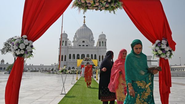 Sikh pilgrims arrive to take part in a religious ritual on the occasion of the 481st death anniversary of Baba Guru Nanak Dev Ji, the founder of Sikhism, at the Gurdwara Darbar Sahib in Kartarpur near the India-Pakistan border on September 22, 2020 - Sputnik International